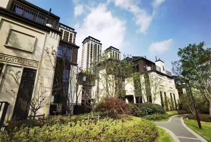 翡丽湾合院191平3车位278万毛坯