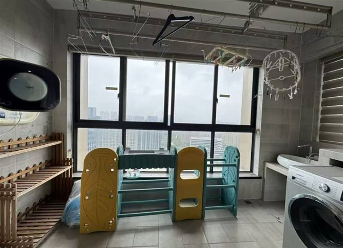 金地鸿悦169平中上楼层精装满两年