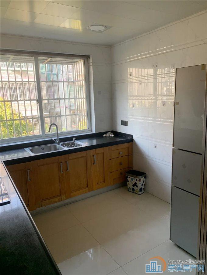 吉祥人家138平150万带车库精装保养好