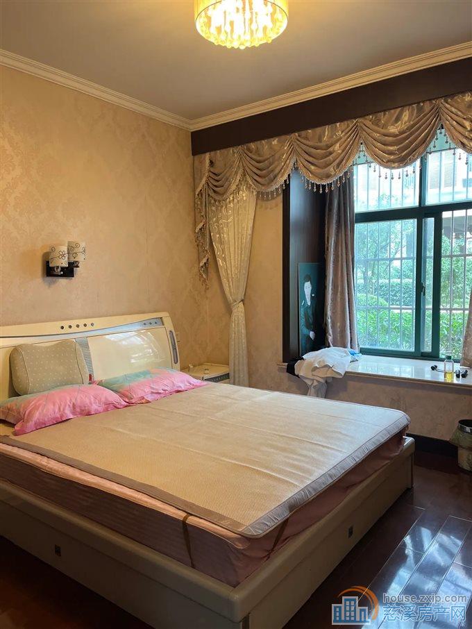 东方明珠152.82平162万送车位杂物