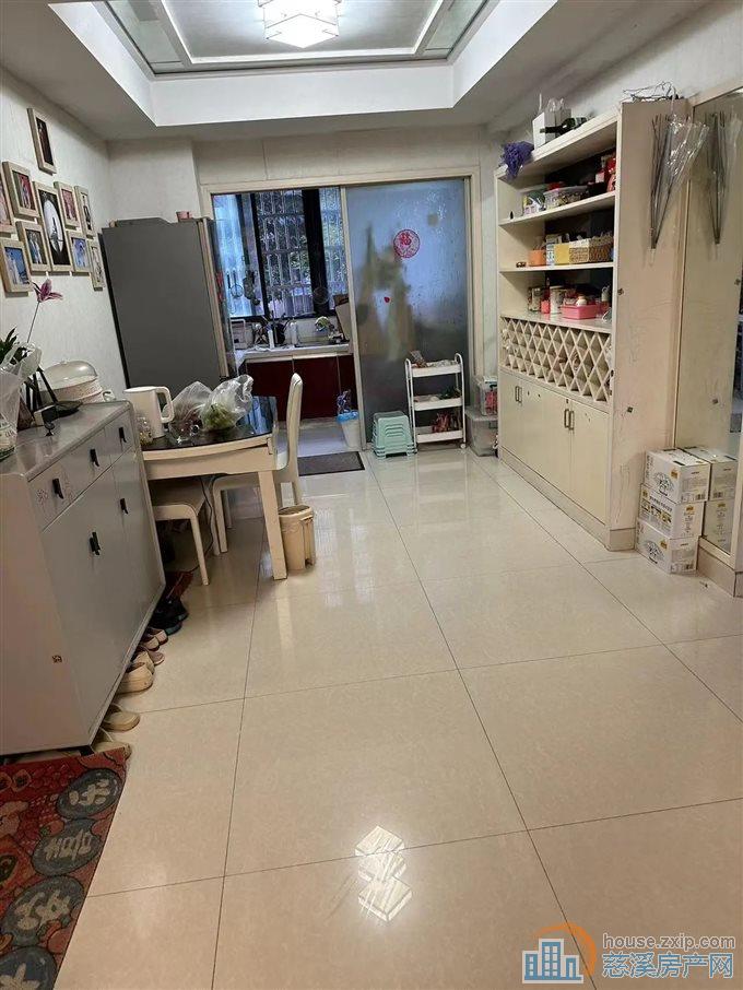 百合家苑精装修满两年带杂物间99万
