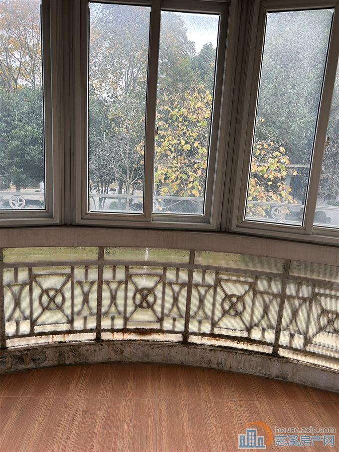 东兴苑南区1楼138平老装修168万直接