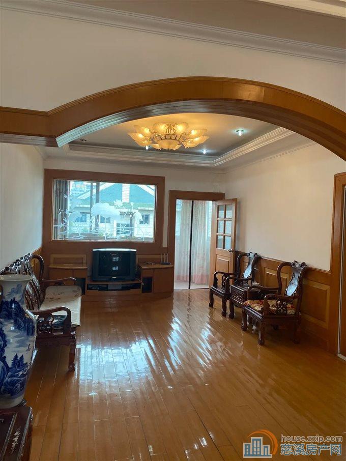 虞波花园精装141平带杂物间送阁楼啦！