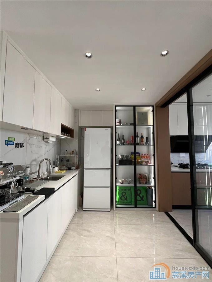 金地鸿悦138平275万精装拎包入住