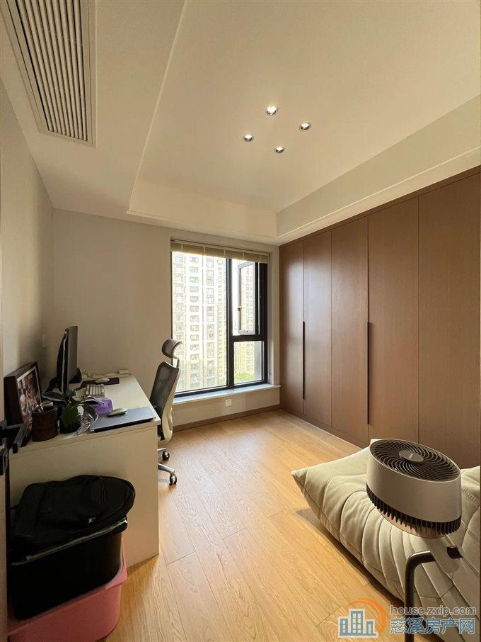 金地鸿悦精装修138平275万满两年