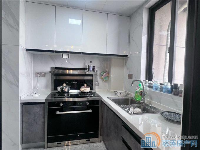 天誉华府142平238万带车位另算