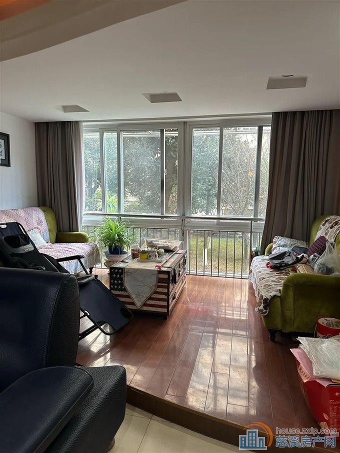 秀水华庭 精装 带杂物间 无在读 满两年