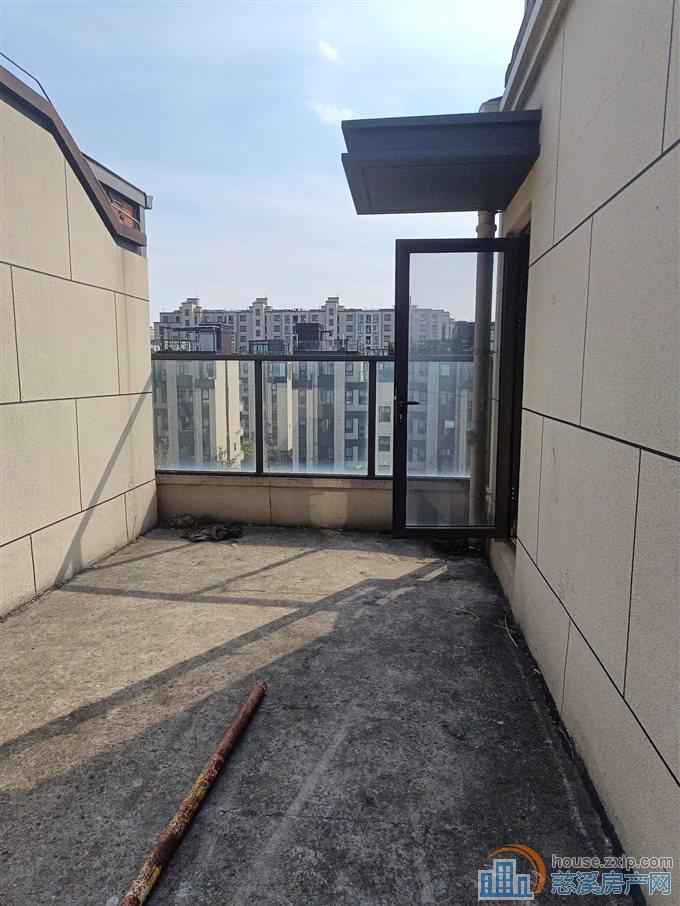 珑玥府 上叠带露台 全新毛坯 城北叠墅