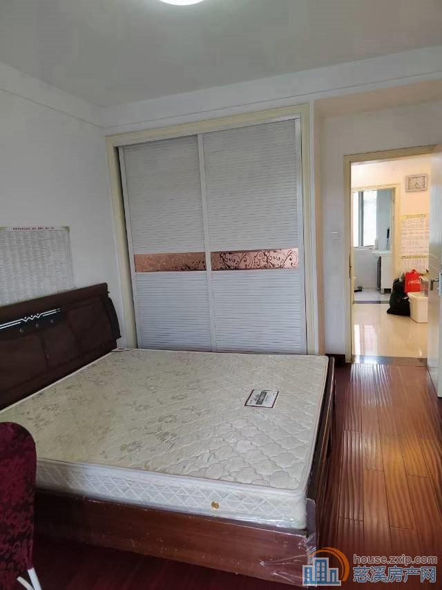 金山南区4楼70平2室精装1800元直