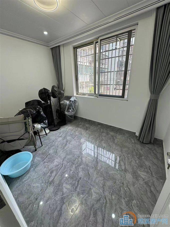 楼下店面楼上住家的好房出售直接房源钥匙在