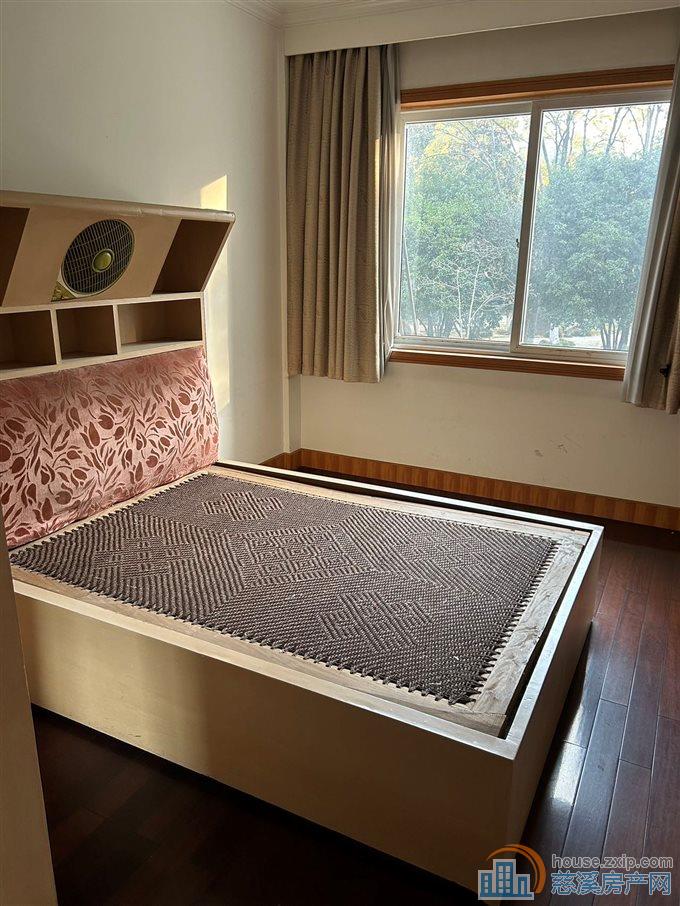 东兴苑南区1楼138平老装修168万直接