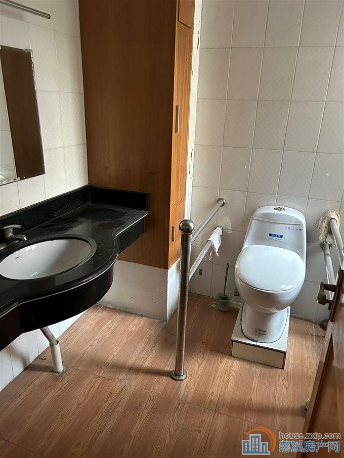 东兴苑南区1楼138平老装修168万直接