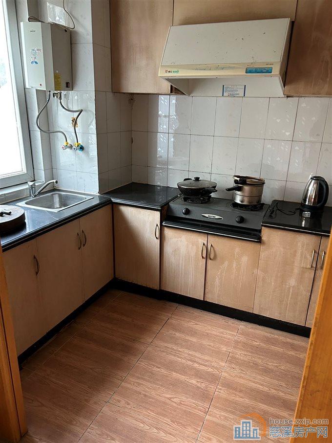 东兴苑南区1楼138平老装修168万直接