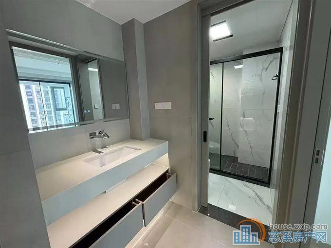 江滨之城 观楼层，全新精装七十万 送车位