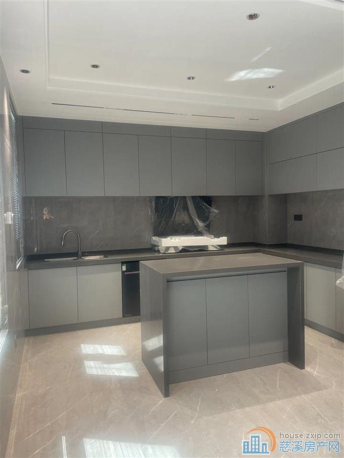 翡丽湾合院别墅 豪装未入住330万三车位