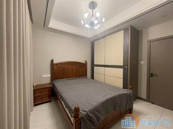 东方明珠单身公寓轻奢风装修2300元直