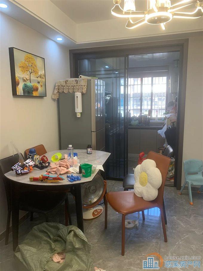 金山南区74平98万全新精装两居室