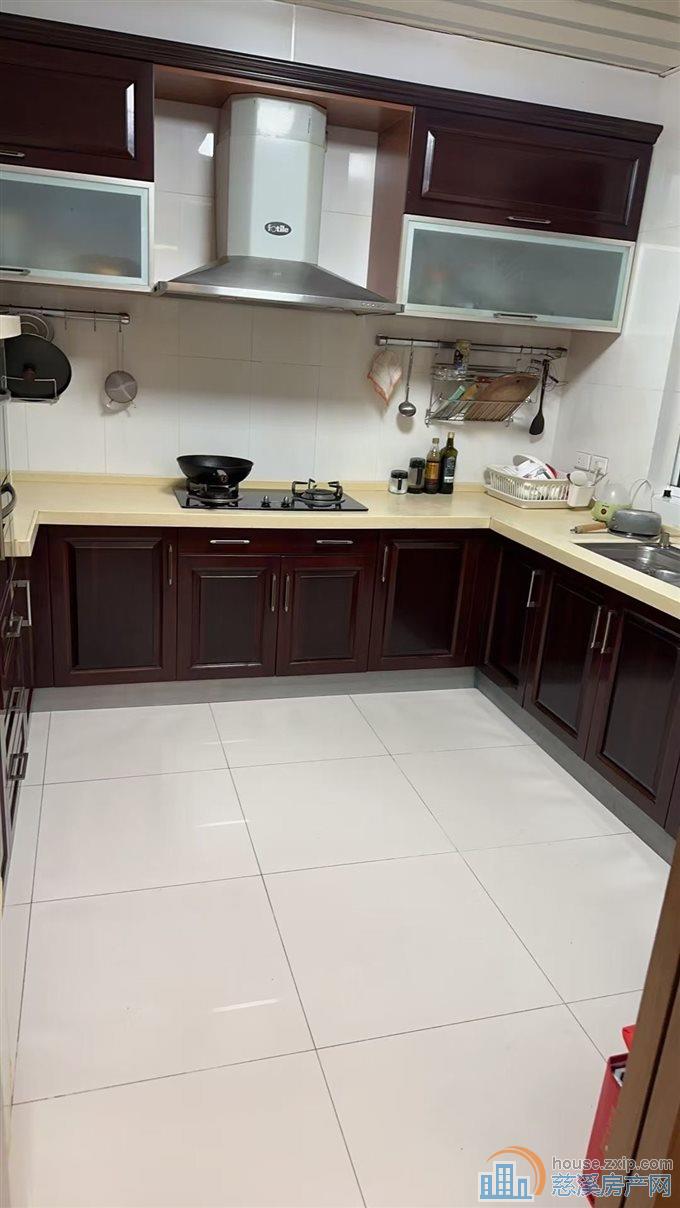 东方明珠下叠270平双车库储藏间精装