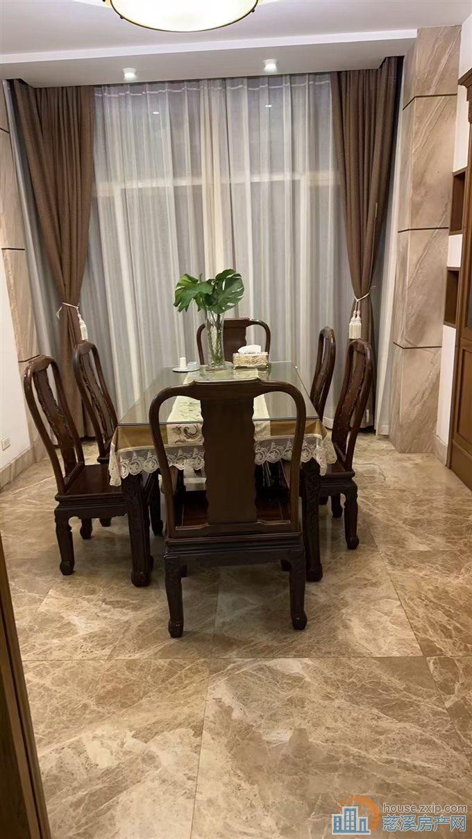 东方明珠下叠270平双车库储藏间精装