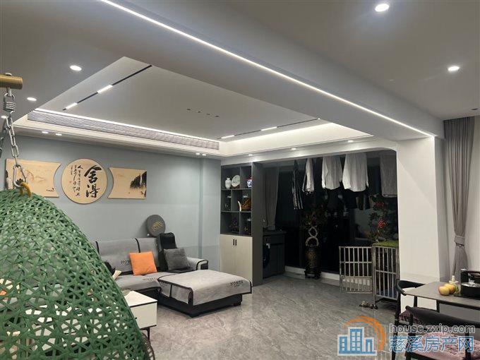 秀水华庭，南北通透朝南三间面积179