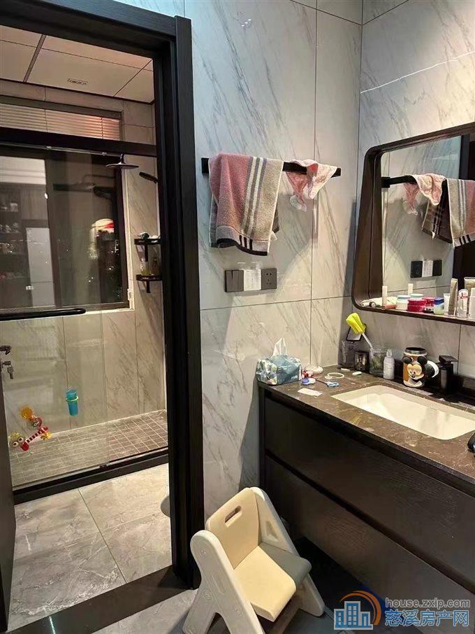 秀水华庭，南北通透朝南三间面积179