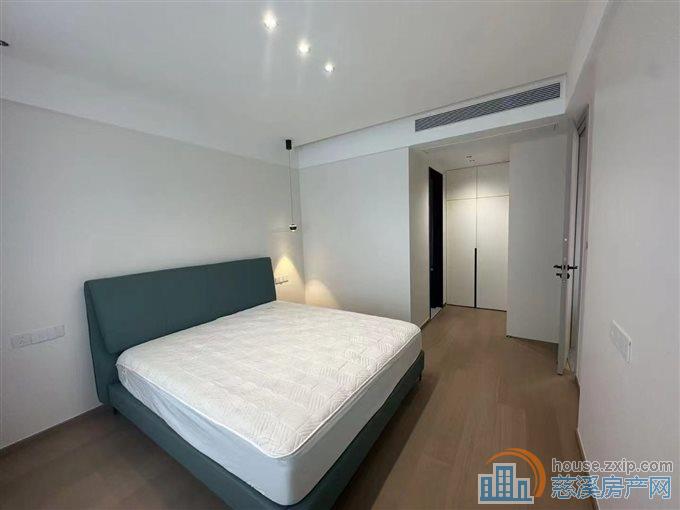 辉逸云庭，全新现代精装未住过，2年到