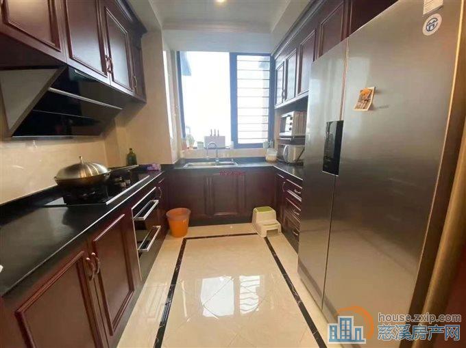 保利二期200平4室2厅3卫精装268万