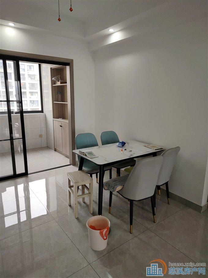 鸣北小区 精装105平方132万带车位 