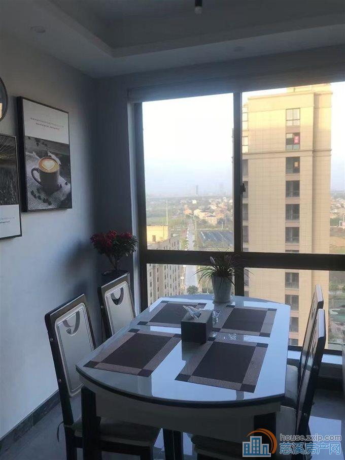 裕嘉小区，东边套，精装，带储藏间