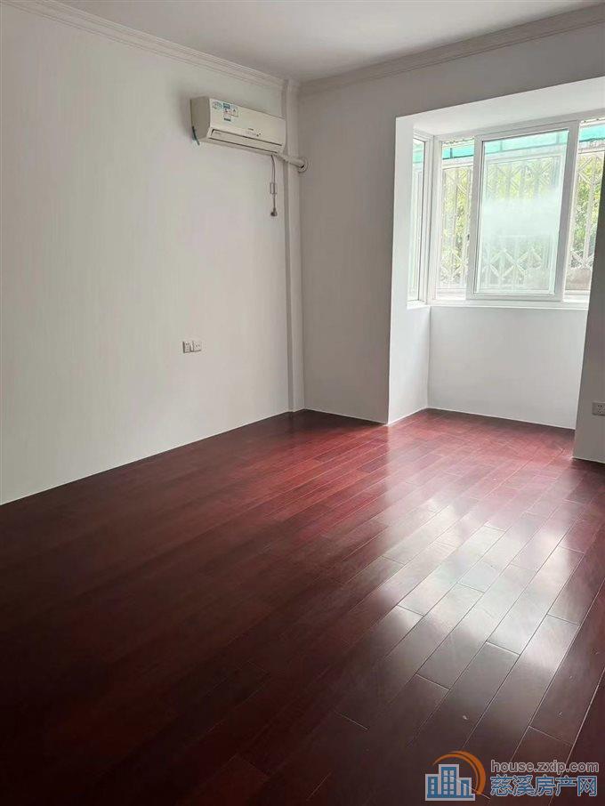 玲珑小区95平102.8万可读书储物间