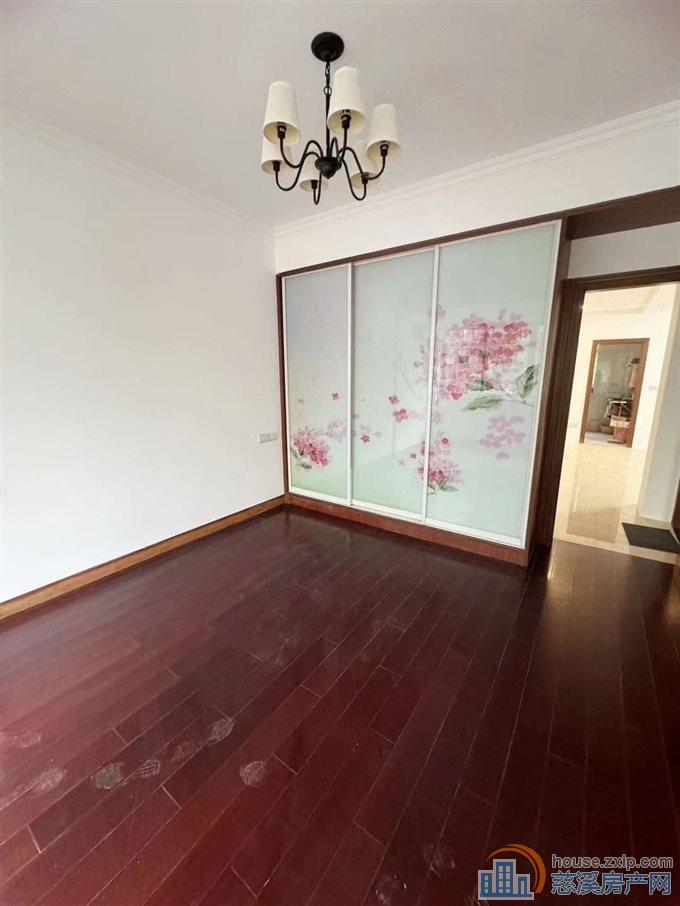 玲珑小区95平102.8万可读书储物间