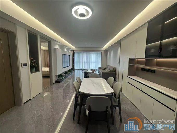 辉逸云庭，全新现代精装未住过，2年到