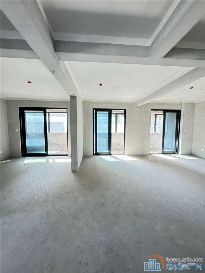 万固 166平 带大露台300万商业街旁