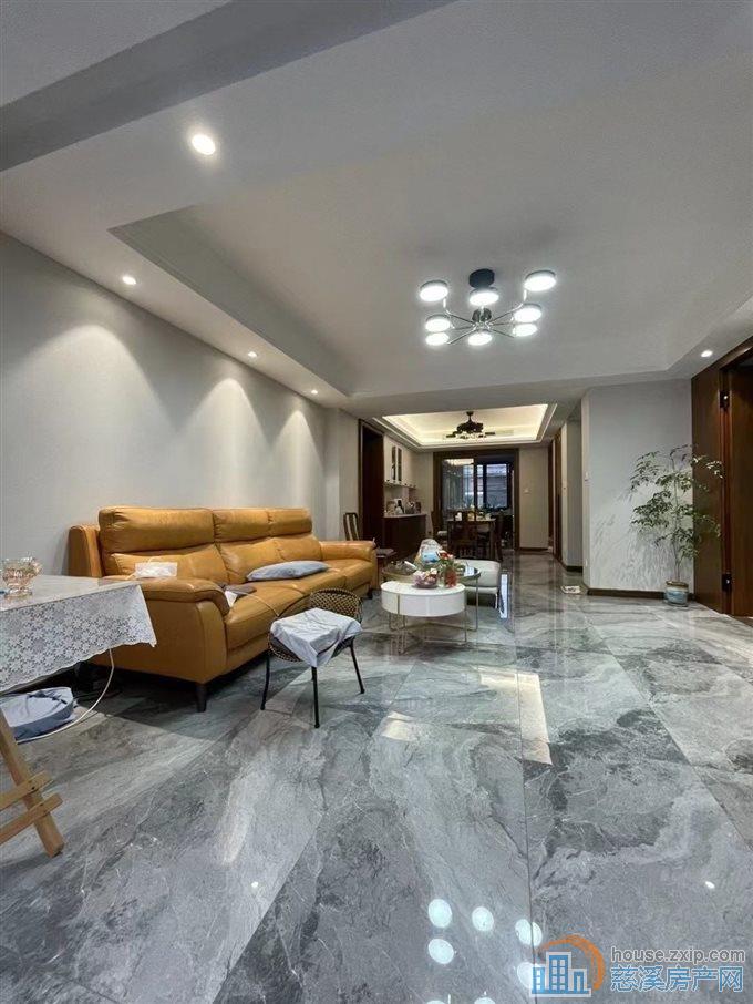 祥生望玥府洋房顶楼车位储藏间精装