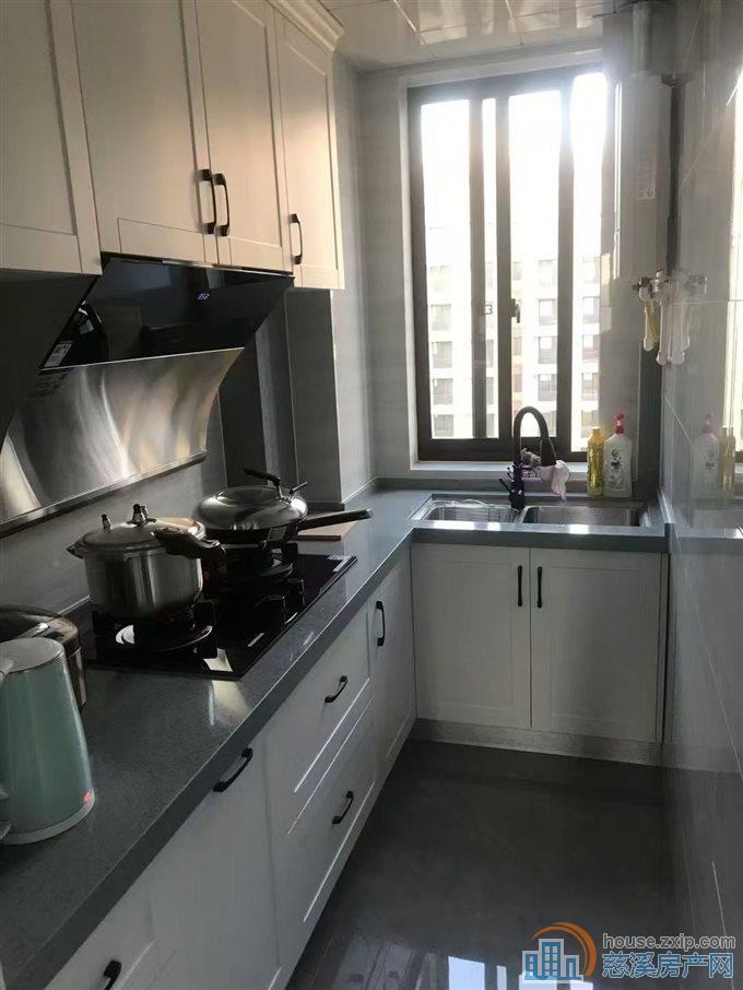 裕嘉小区，东边套，精装，带储藏间