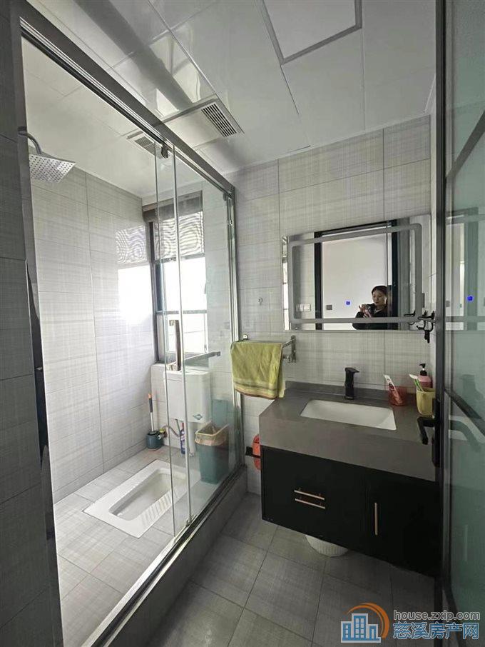 阅江府边套自住精装133平方245万