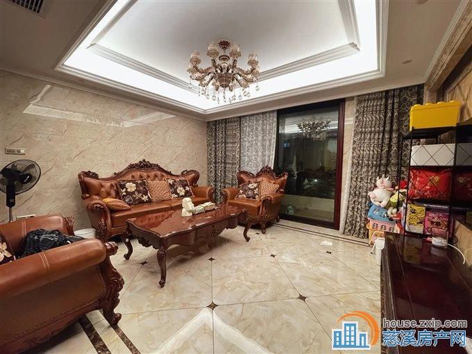 嘉景园 精装 带车位182平205万