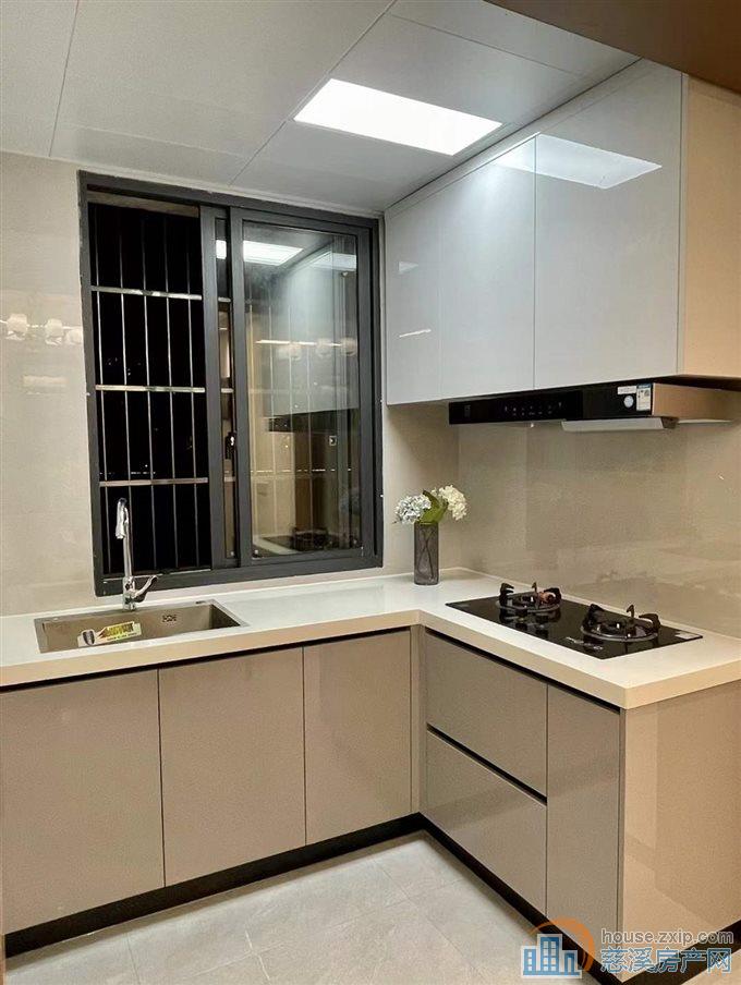 金山新村1楼停车场菜场好位置全新精装