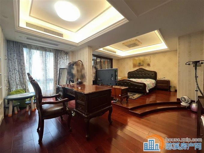 嘉景园 精装 带车位182平205万