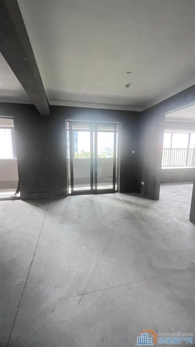 东越府133.16平212.8万