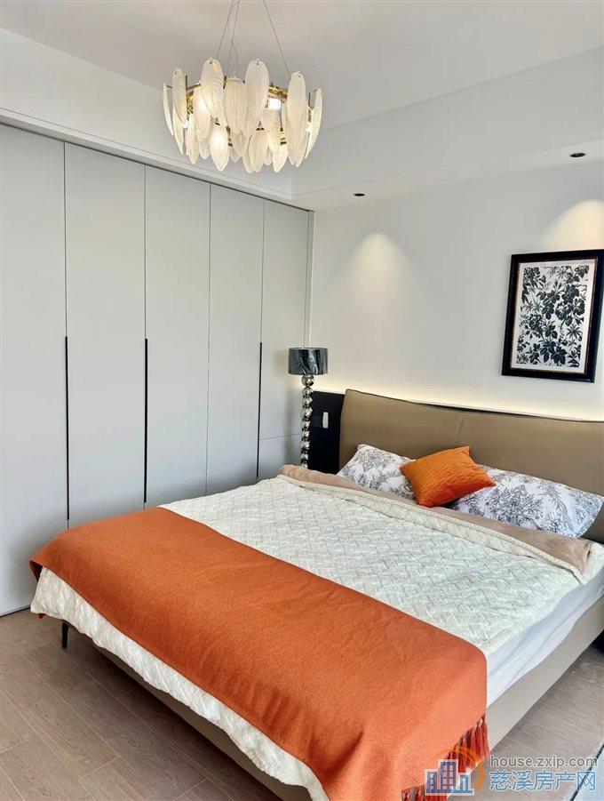 金山新村 精装修 带杂物间 满两年