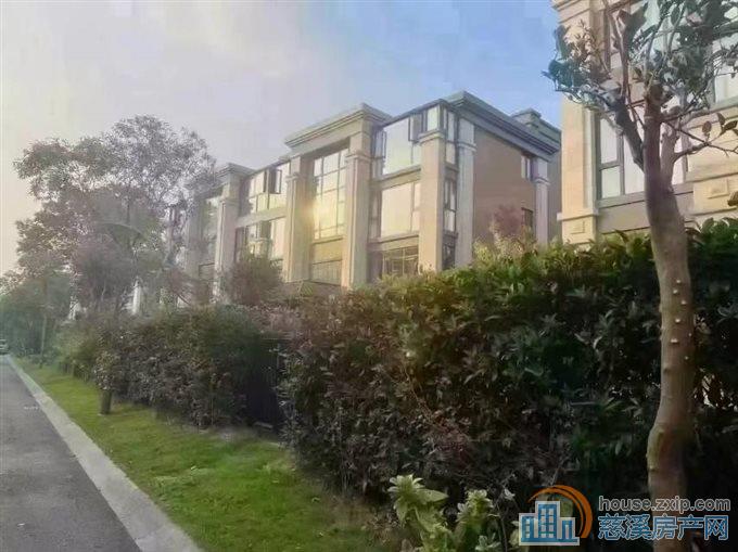 白金湾别墅242平方送大院子