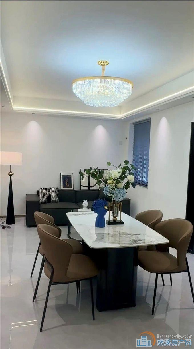 金山新村 精装修 带杂物间 满两年