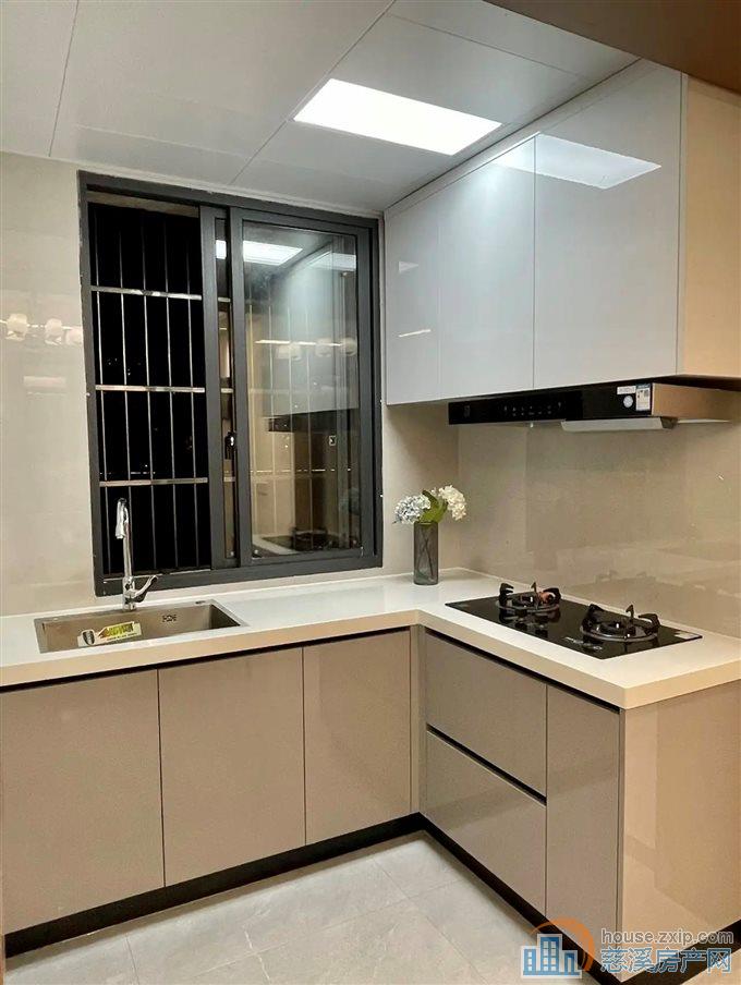 金山新村 精装修 带杂物间 满两年