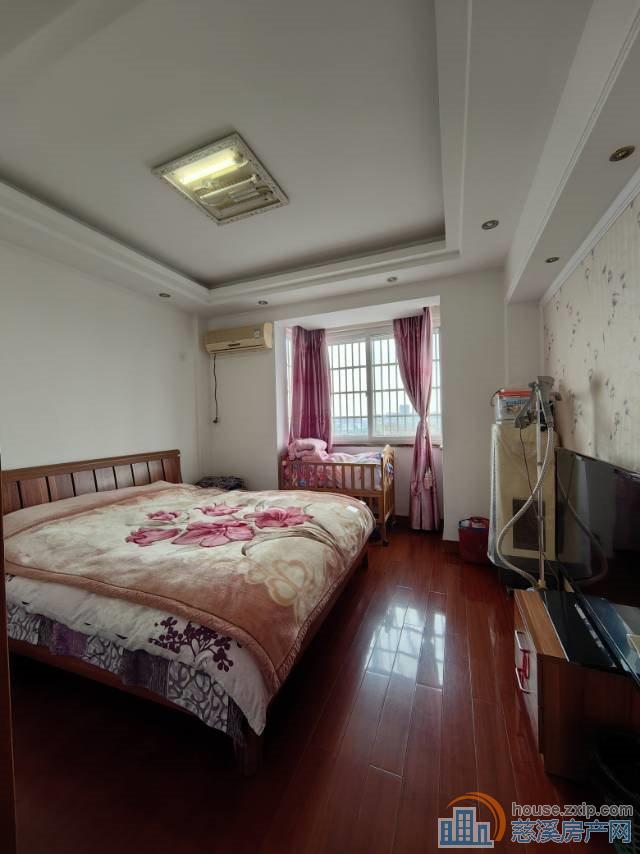 玲珑小区 精装130平方109万电梯房