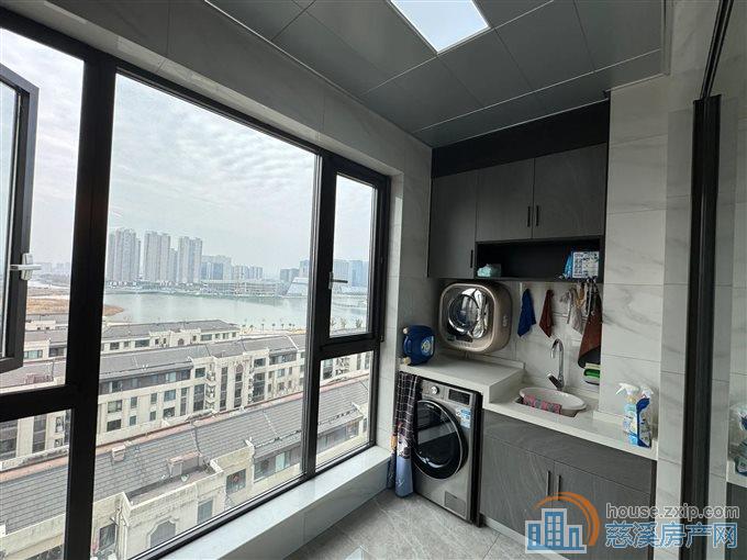 中海湖心半岛125平精装305万湖景房