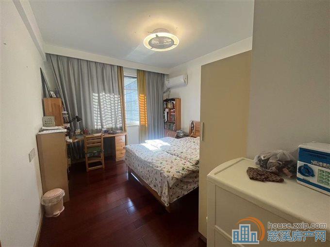 新城中心独梯独户自住装修干净，采光好