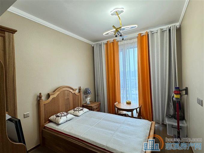 中海湖心半岛125平精装305万湖景房