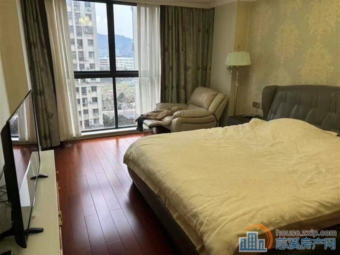 鸣北南区精装153平带车位储藏间2年到