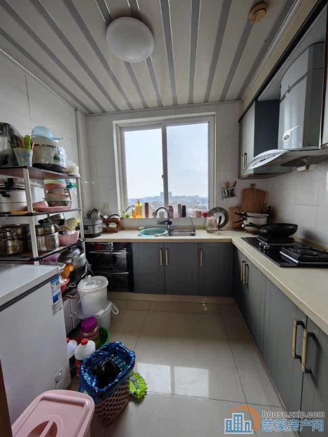 玲珑小区 精装130平方109万电梯房